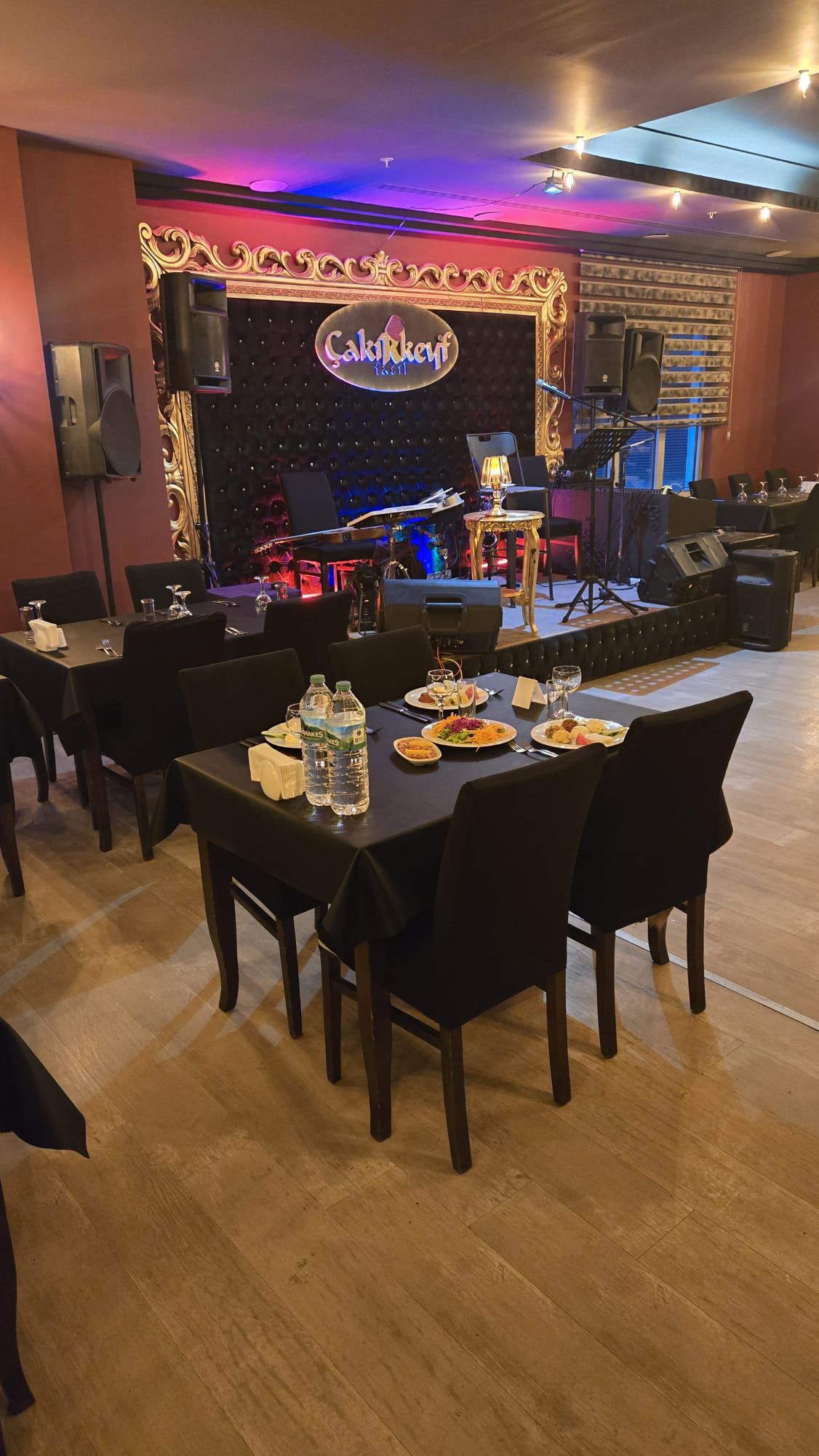 Çakırkeyf Sahne ve Masalar